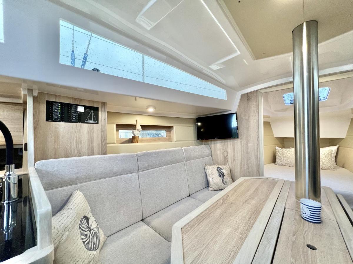 Hotel Hausboot Segelyacht Nui Burgtiefe auf Fehmarn Esterno foto