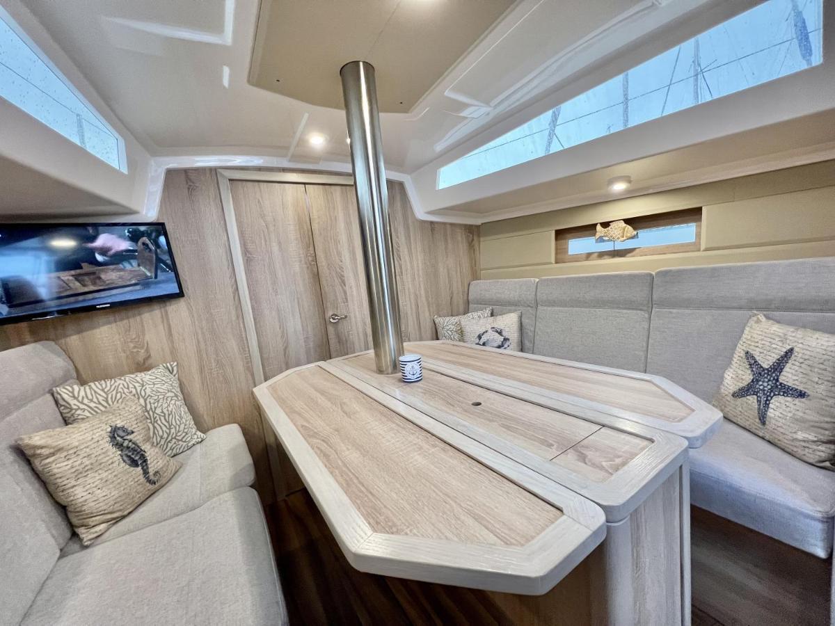 Hotel Hausboot Segelyacht Nui Burgtiefe auf Fehmarn Esterno foto